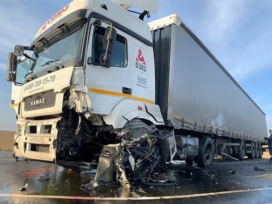 На свердловской трассе погиб водитель Peugeot после столкновения с КАМАЗом