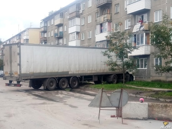 «Фура в окошко стучится»: тягач «поцеловался» с домом в Новосибирске
