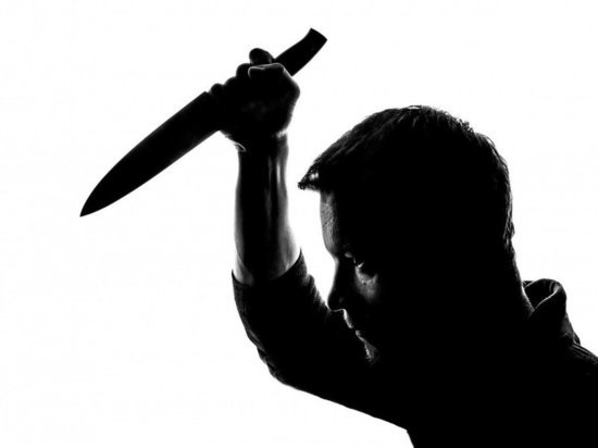 Мужчина с ножом напал на женщину в подъезде Барнаула