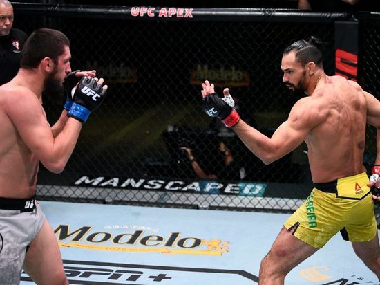 На шоу UFC бразилец унизил россиянина: дал пощечину, танцевал и душил На шоу UFC бразилец унизил россиянина: дал пощечину, танцевал и душил