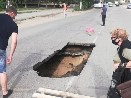 В Переславле в дороге возник огромный «портал»