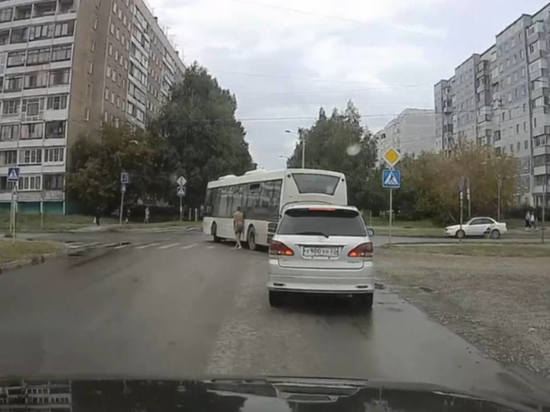 В Барнауле по улицам разгуливал полуголый мужчина