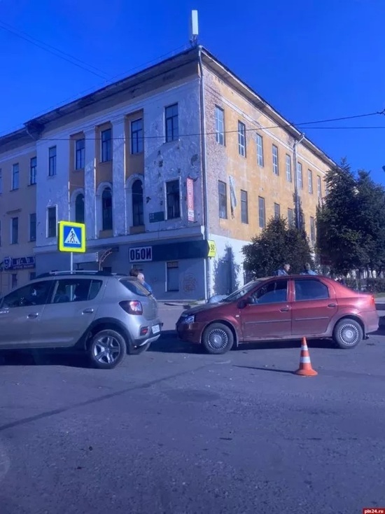 ДТП с участием двух «легковушек» произошло в Пскове возле «Максимуса»