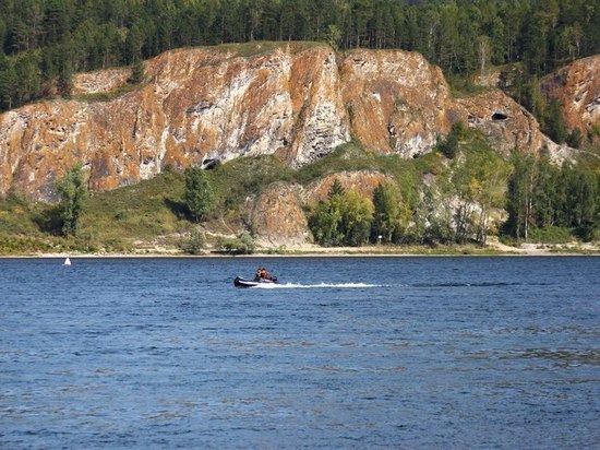 На севере Красноярского края перевернулась лодка, есть погибший