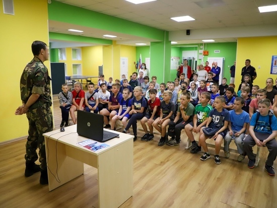 В Рязани офицер СОБР провел урок безопасности в спортивной школе