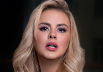 евица, актриса и телеведущая Анна Семенович, известная в прошлом как участница группы «Блестящие», опубликовала в Instagram видео, на котором она сидит в котле, который разогревается на костре