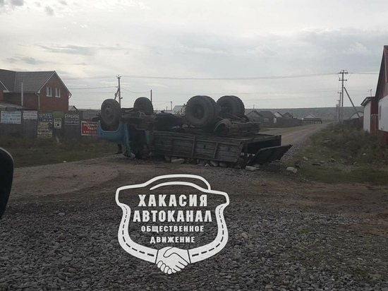 В Хакасии на объездной дороге Белого Яра перевернулся грузовик