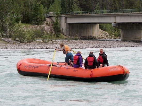 Башкирские спасатели помогли трем рыбакам с затонувшей лодки
