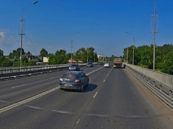 Велосипедистам запретили ехать по тротуарам моста в центре Пскова