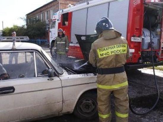 В Хакасии пожарные тушили дом и возгорание машин