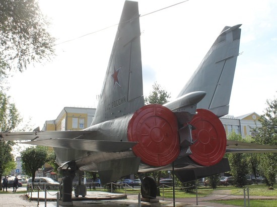 Тверская полиция ищет вандалов, которые столкнули с места МиГ-25 РБ