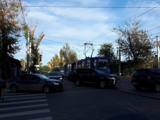 Трамвай и Lexus столкнулись в Иркутске