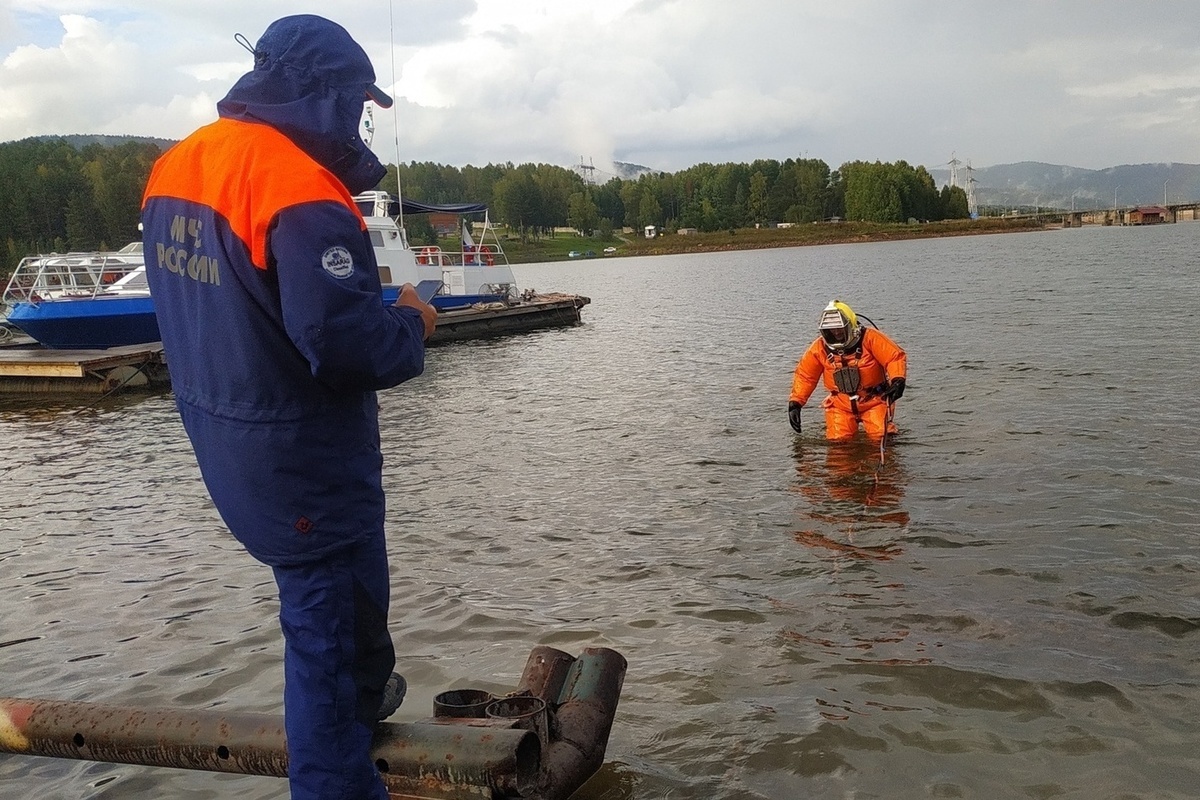 Красноярский рыбак. Водолазная подготовка МЧС. Спасатель МЧС Красноярск. Спасатели КГКУ на воде. Красноярск Енисей аквалангисты.