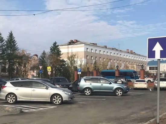 Возле детской поликлиники Салехарда оборудовали парковку