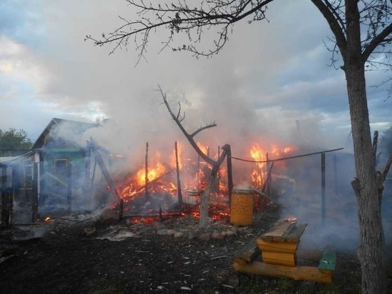 Под утро в Ивановской области в очередной раз сгорел садовый домик