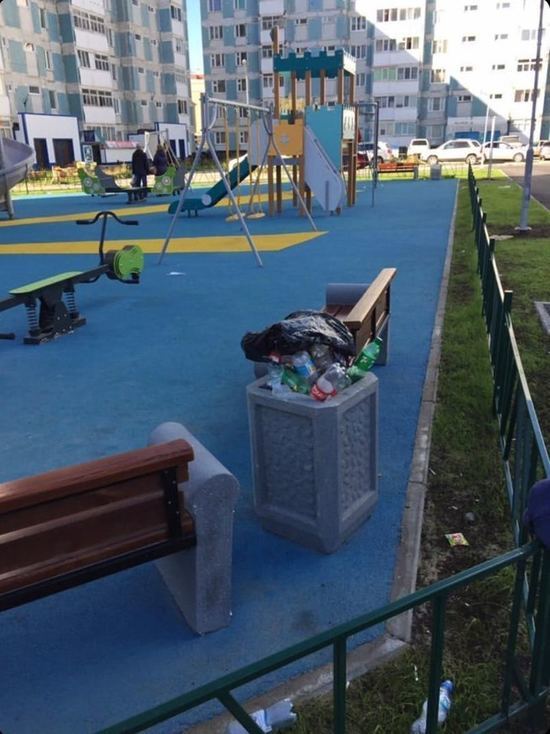 В Новом Уренгое после проверки Воронова наведут чистоту на новой детской площадке