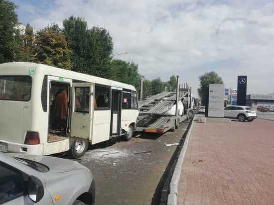 В Ростове пять человек пострадали в столкновении маршрутки и автовоза