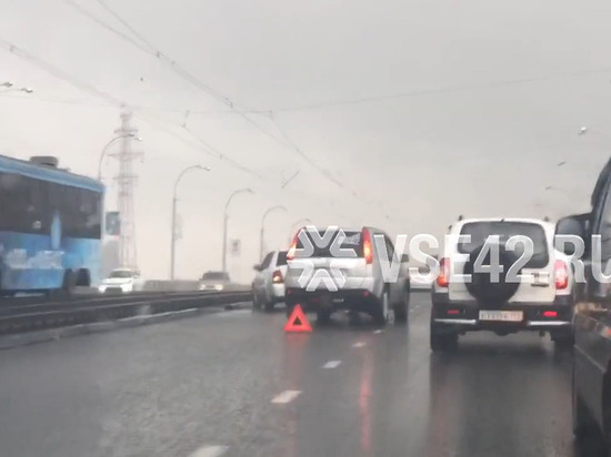 Тройное ДТП парализовало Кузнецкий мост в час пик Тройное ДТП парализовало Кузнецкий мост в час пик