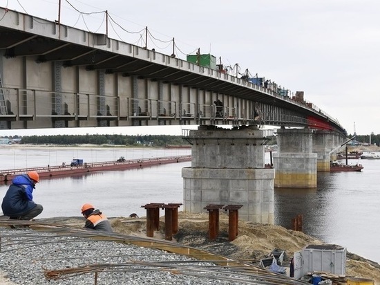 Дорожники начали асфальтировать новый Пуровский мост