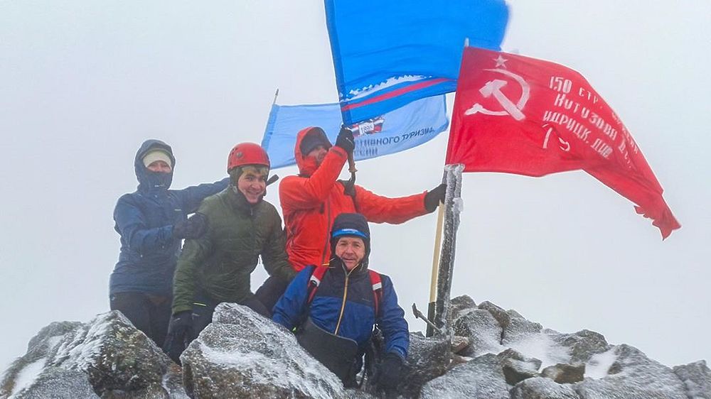 На самой высокой точке Ямала установили Знамя Победы: фоторепортаж