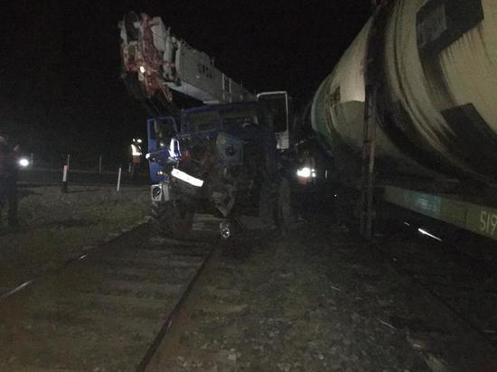 Автокран врезался в поезд под Усть-Кутом