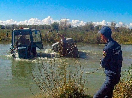 Горная река в Республике Алтай чуть не «поглотила» УАЗ с детьми