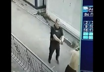 На видео видно, как сотрудник охраны вступает в драку с мужчиной с голым торсом