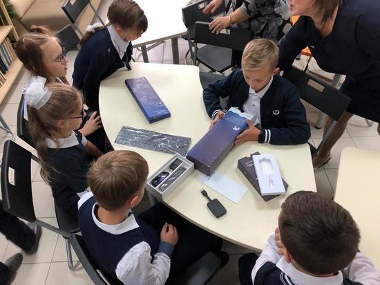 Ярославским школьникам на 1 сентября подарили смартбоксы от Сбербанка для подключения к школьной цифровой платформе