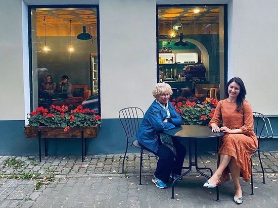 Мать Ксении Собчак посетила псковское кафе