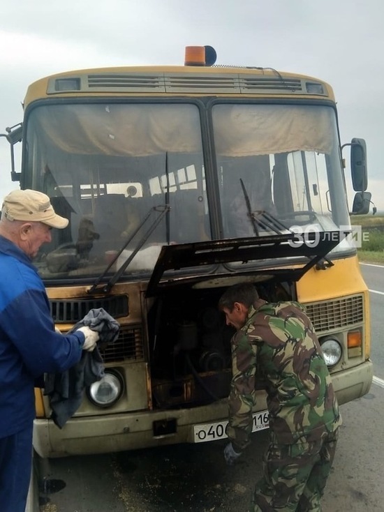 В Татарстане по пути в школу загорелся автобус с детьми