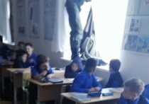 В одной из школ Тюменской области прошел необычный урок по ОБЖ: пятиклассникам провели тренировочное занятие на тему «как вести себя при захвате заложников террористами»