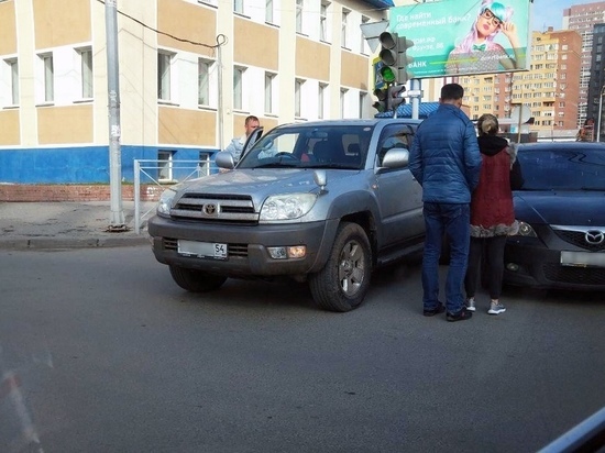 Не поделили дорогу: две машины столкнулись в центре Новосибирска