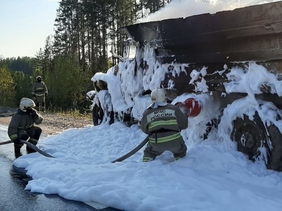 На дороге возле Карпинска сгорел грузовик "Урал"