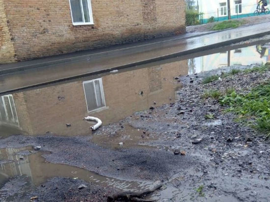Беловчане пожаловались на затопленный после ремонта двор