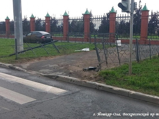 Неопытный водитель наехал на пешеходное ограждение в Йошкар-Оле