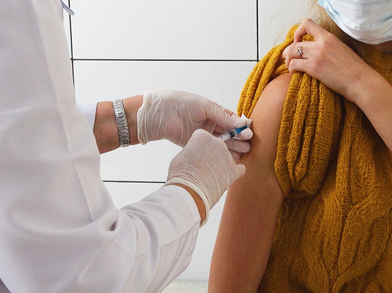 На СвЖД начали вакцинацию железнодорожников и населения против гриппа