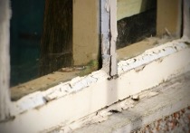 В школе мкр Восточный Читы сгнившие окна в любой момент могут упасть на детей