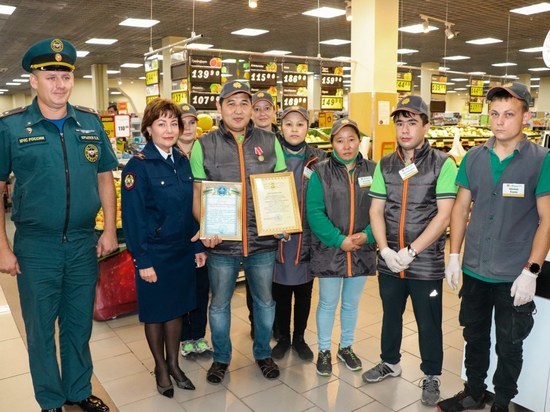 В Горно-Алтайске МЧС наградило местного жителя за спасение в пожаре людей