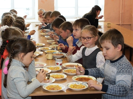 Школьники младших классов в Абакане жалуются на питание в столовой