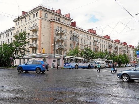 Мурманчанин украл светодиодную вывеску с фасада здания на проспекте Ленина