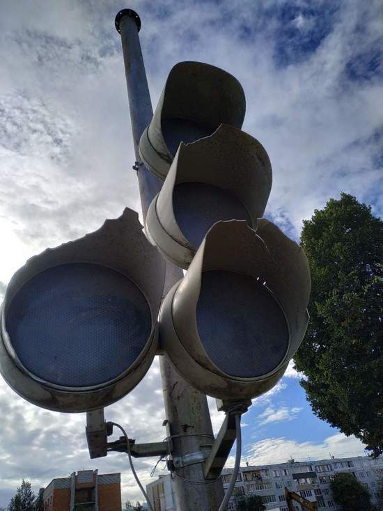 В Пскове на перекрестке улиц Индустриальной и Инженерной установили светофор