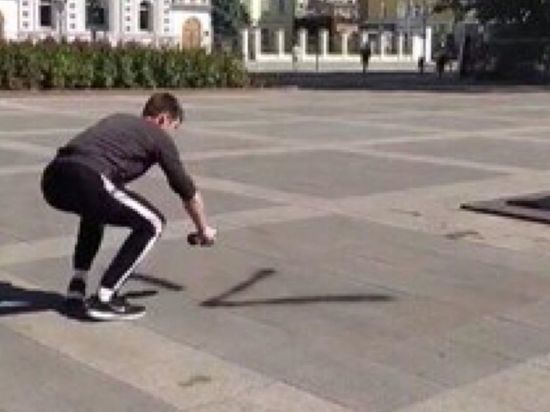 Полицейские задержали вандала, изрисовавшего плитку у памятника Чернышевскому