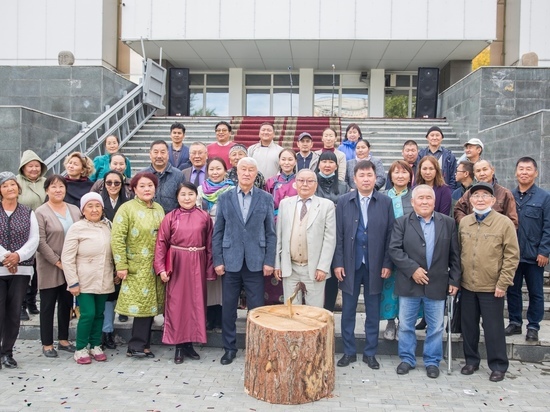 В столице Тувы стартовал конкурс по резьбе из дерева «Искусный топор»