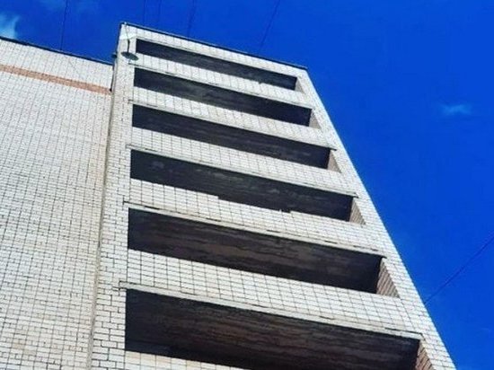 Житель Ижевска насмерть упал с балкона 5-го этажа
