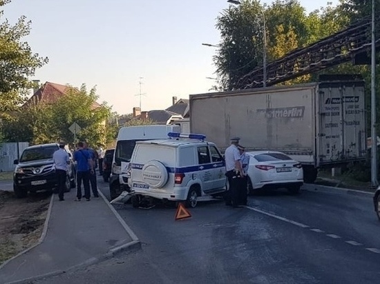 В Ростове-на-Дону произошло тройное ДТП с участием фургона, полицейского автомобиля и фуры