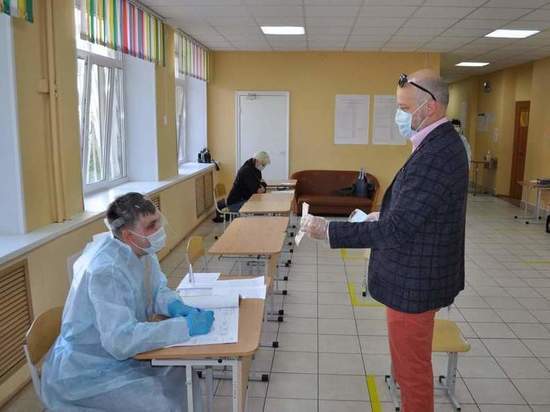 Глава облизбиркома проголосовал с помощью "мобильного избирателя"