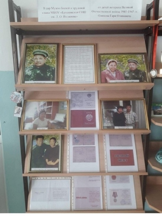 Школьному музею переданы экспонаты о калмыке из Казахстана
