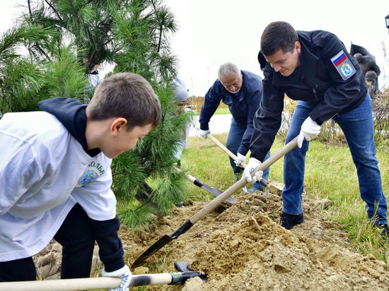 Глава ЯНАО посадил кедр в рамках акции «Сад памяти»