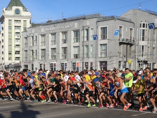 Сотни новосибирцев бегут в центре города по перекрытым дорогам