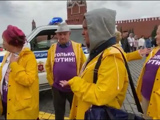 На Красной площади задержали людей в майках "Только Путин"